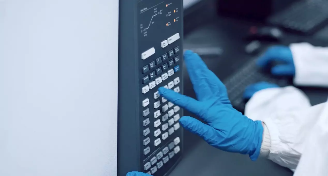 真味生物已建立研究分析测试中心和品质控制中心，并配置了近60台大型进口精密仪器用于成分分析和杂质控制，确保原料、电子雾化液等质量的稳定与安全