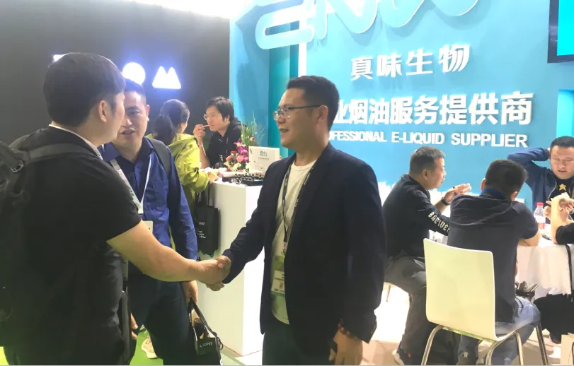 真味生物为全球电子烟爱好者带来了近80种新品口味尼古丁盐烟油，对于vapor来说，真味生物烟展更像是一场时尚与味蕾的饕餮盛宴！