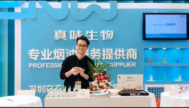 作为电子烟烟油行业的领军品牌，真味生物烟油携黑芝麻、阿尔卑斯水、牛轧糖、柠檬蛋糕、梅子酒、莫吉托、白桃清茶等近80种新品口味烟油（以上口味均可依据客户口味需求定制），受邀精彩亮相此次盛会。
