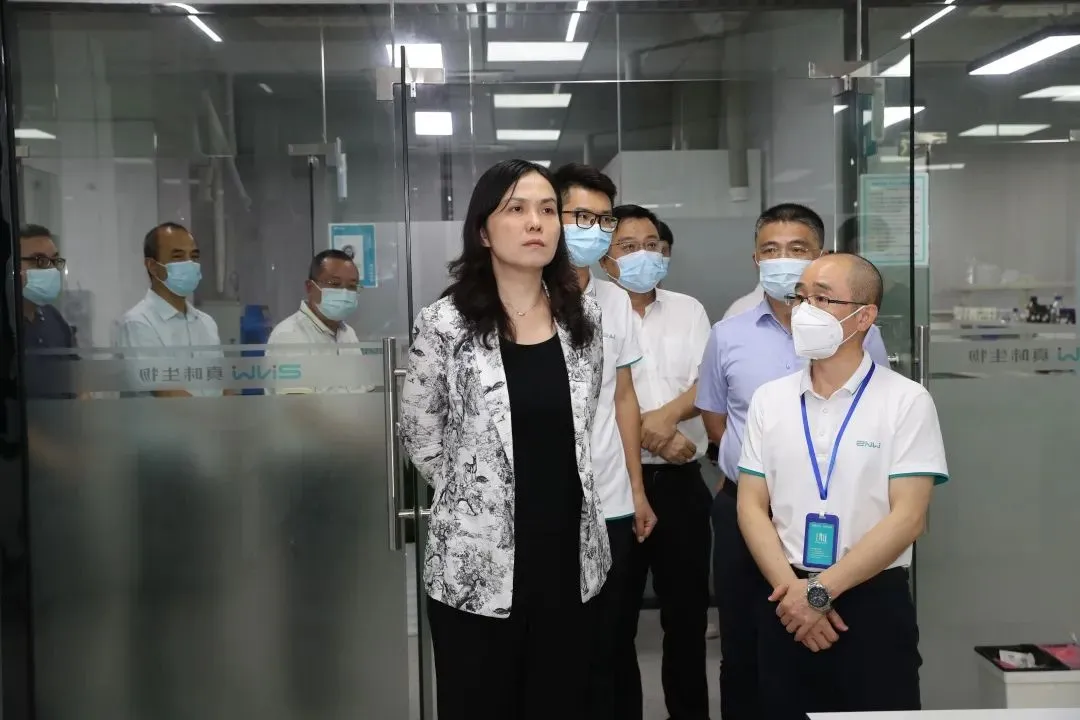 调研组实地走访了真味生物的办公场地，听取了真味生物负责人从引进顶级科研设备、规范流程体系、提升人才素质、产业数智化升级等多方面对真味生物各职能中心的详细讲解