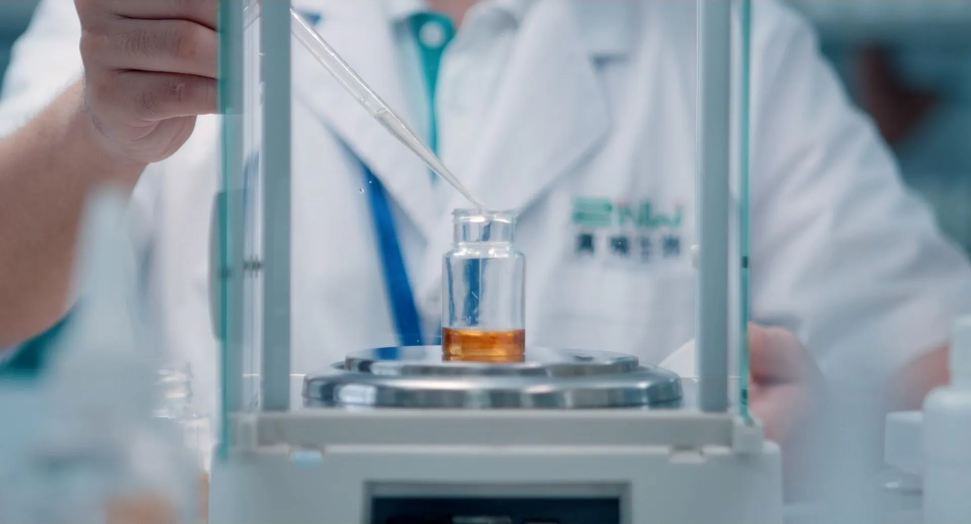 真味生物研究发现，在烟草提取技术选择上，传统提取技术和新型提取技术不应该是独立存在的，而是相辅相成、互为补充的，通过不同的提取方式及技术组合，可以更好的研发出更适用于电子雾化液使用的烟草提取物。