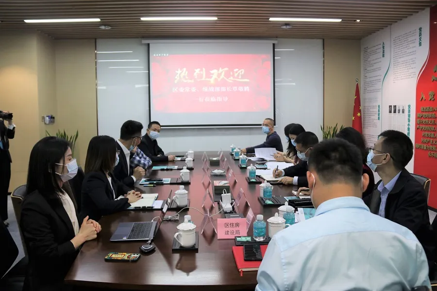 真味生物总经理邹阳向覃常委等领导一一介绍了公司的发展历程、公司的主要产品和现阶段经营情况。