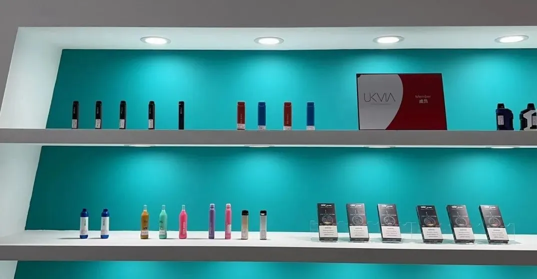 真味生物公司团队人员认真地向客户展示了最新的电子雾化液解决方案和创新产品