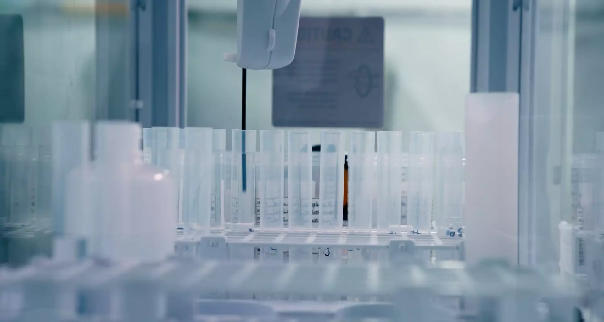 真味生物的研发团队开发出的新型尼古丁盐，与传统苯甲酸盐相比，具有更少的杂质释放等显著优势。