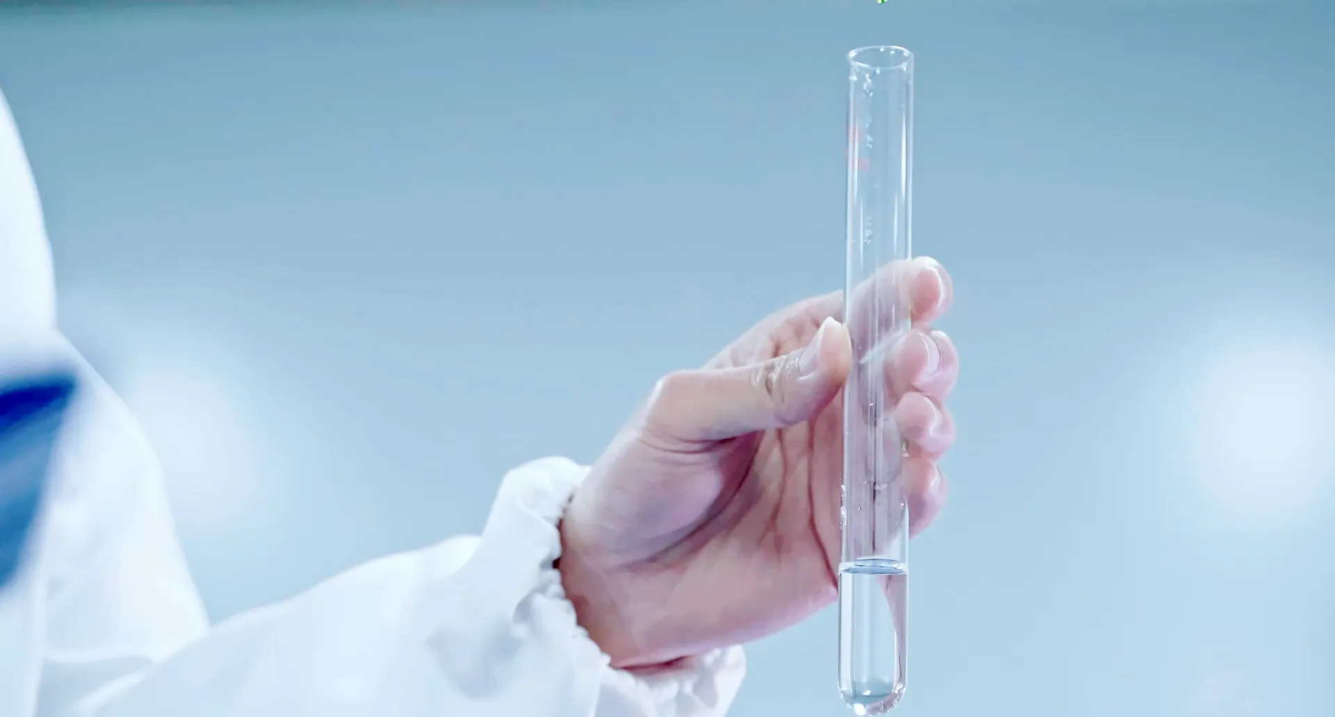 电子烟不含烟草，且它们的电子液体中仍含有尼古丁，属于烟草范畴