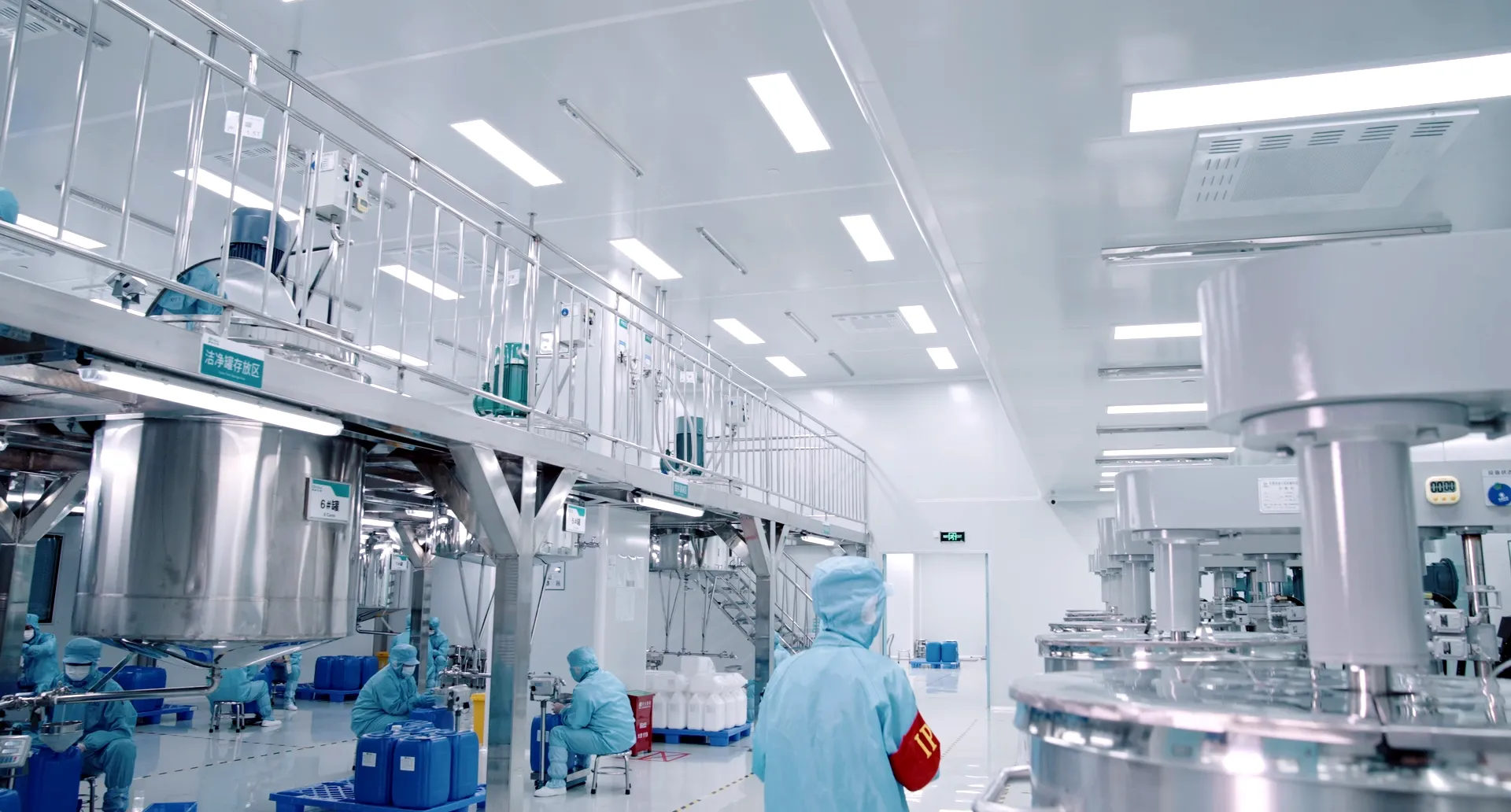 真味生物烟油生产车间灌装区工作场景