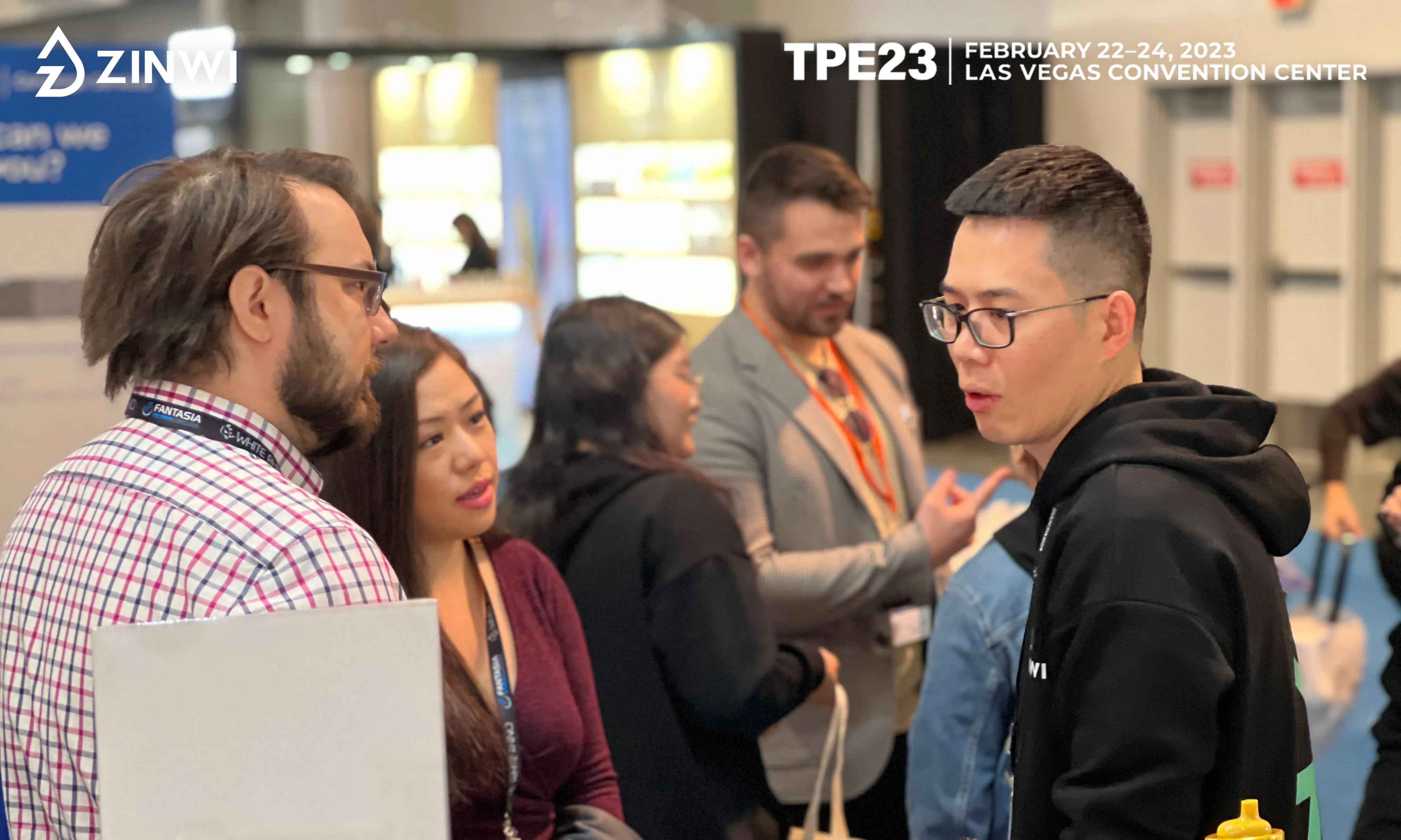 当我们在众多展台中穿行，耀眼的“真味Logo”赫然映入眼帘。