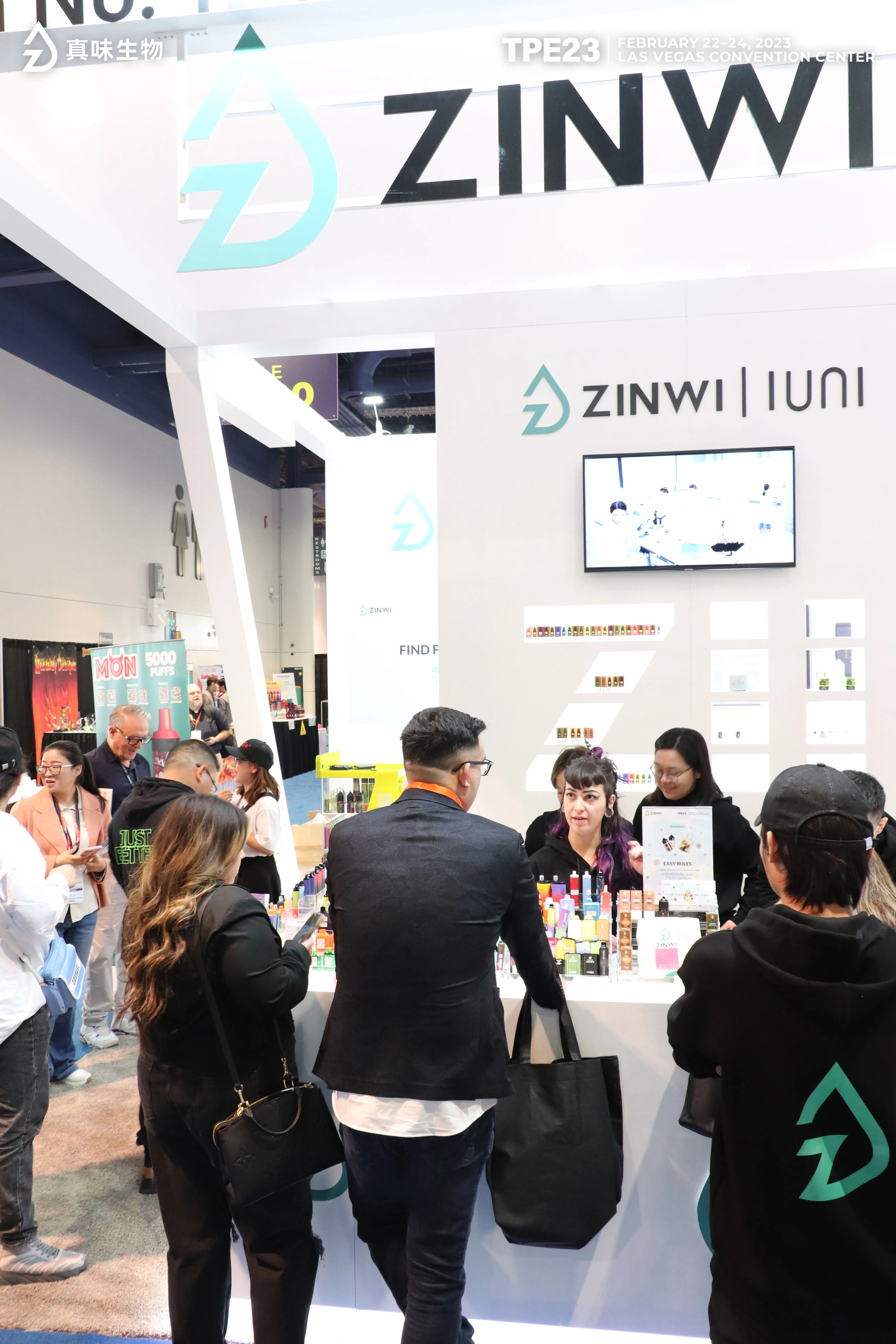 截止展会第二天，已经有多位厂商代表光顾真味生物的展区